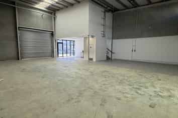147 sqm Manurewa Warehouse with Container Access