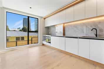 2/12 Burns Avenue, Takapuna