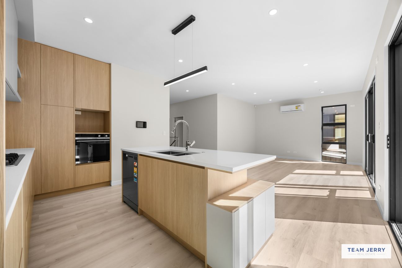 Elevated Living with Flexible Layout - Altro