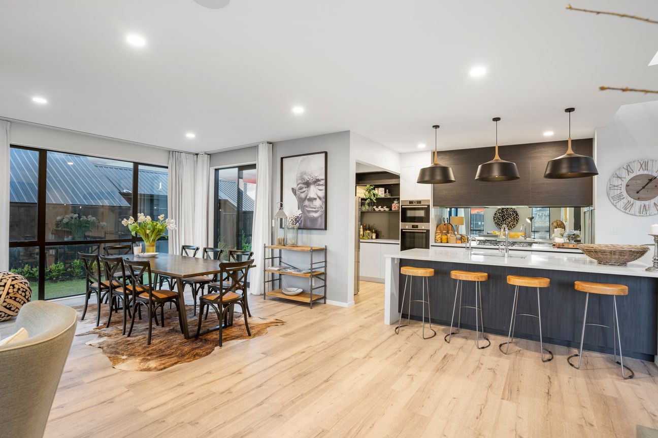 Brand New: Home & Income Opportunity on Lambert - Więcej
