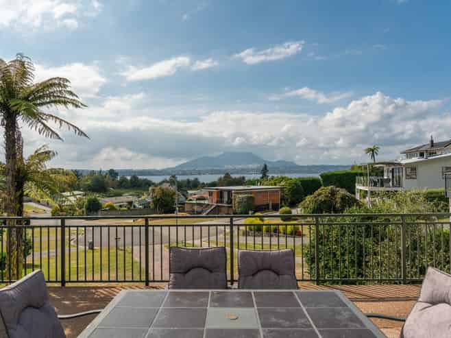 8 Earle Place, Acacia Bay