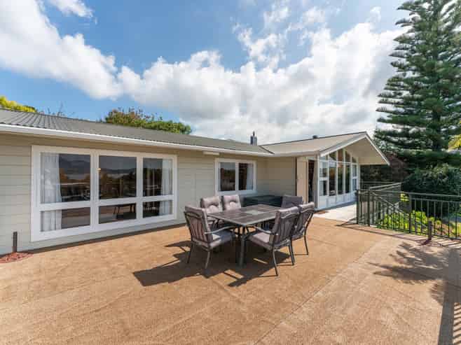 8 Earle Place, Acacia Bay