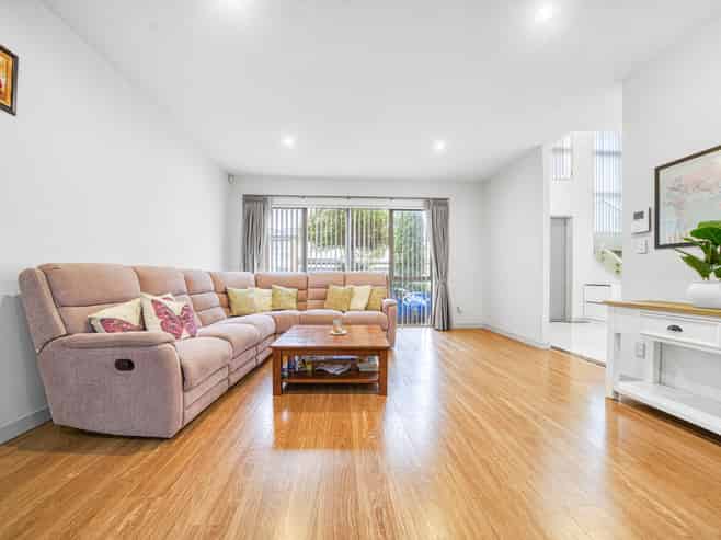 8 Moville Drive, Flat Bush