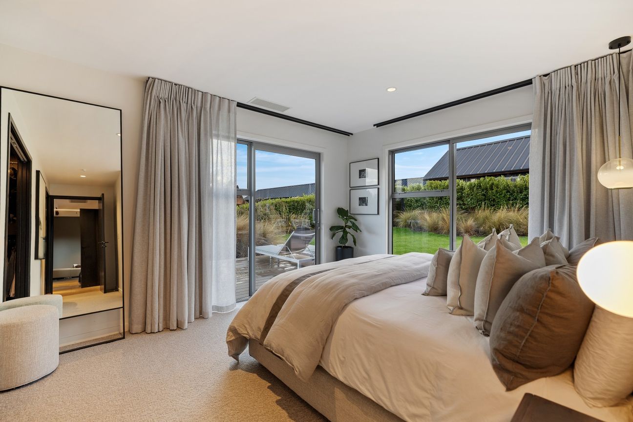 Designer Renovation in Jack's Point - Fler