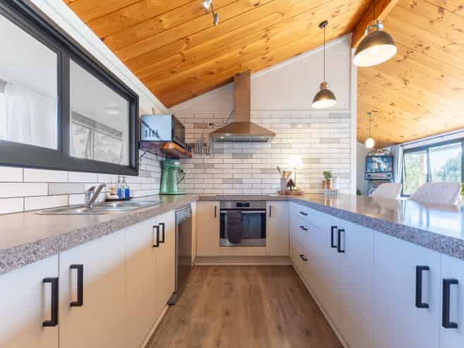 20 Olive Terrace, PARAPARAUMU BEACH