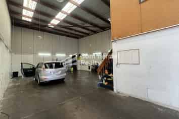 160M2 Unit | Vacant Possession