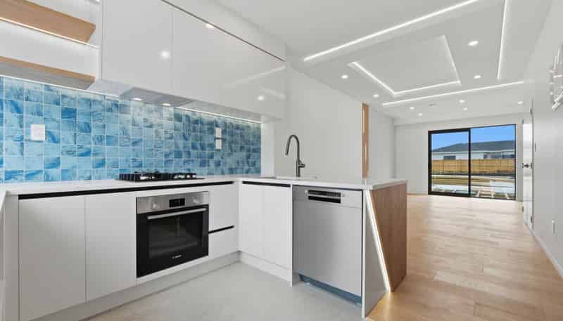 Unit 8/83 Otuwairoa Esplanade, Papakura