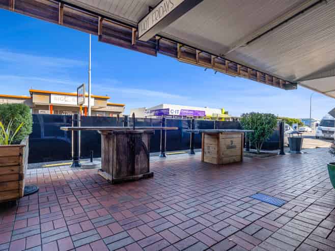 Hot Fridays Bar & Eatery