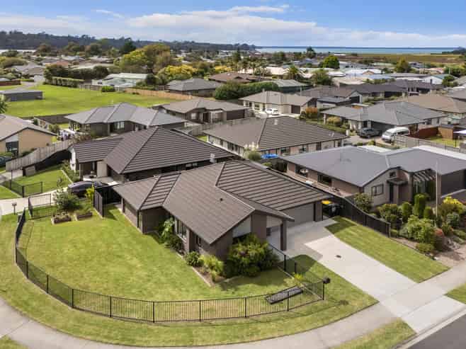 14 Eastbank Drive, Katikati