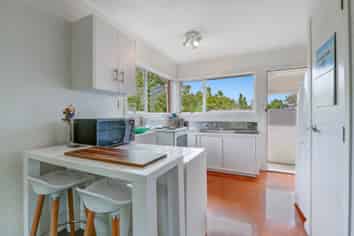 18B Brian Crescent, Stanmore Bay