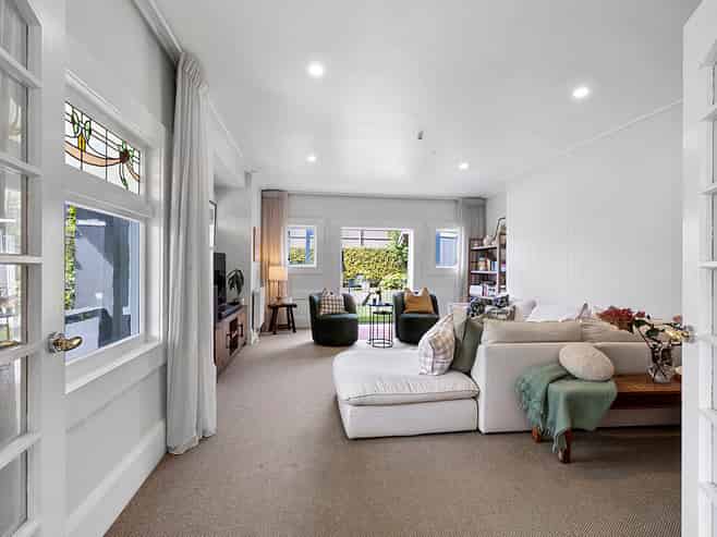 8 Dorset Avenue, Westown