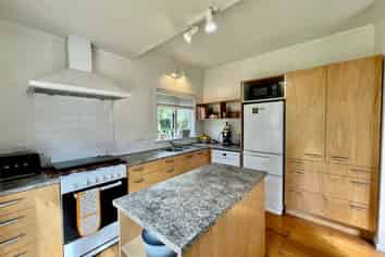 24 Queens Road, Waikanae Beach