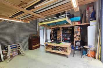 DRIVE-THROUGH INDUSTRIAL UNIT - RARE OPPORTUNITY
