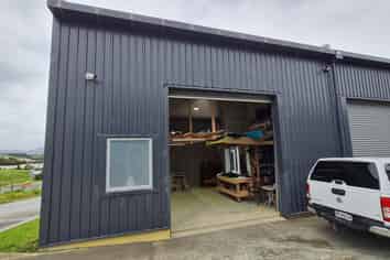 DRIVE-THROUGH INDUSTRIAL UNIT - RARE OPPORTUNITY
