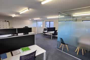 DRIVE-THROUGH INDUSTRIAL UNIT - RARE OPPORTUNITY
