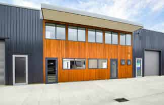DRIVE-THROUGH INDUSTRIAL UNIT - RARE OPPORTUNITY
