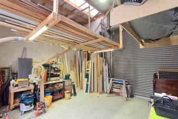 DRIVE-THROUGH INDUSTRIAL UNIT - RARE OPPORTUNITY

