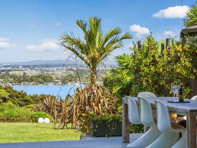 11 Chatham Avenue, Paremoremo