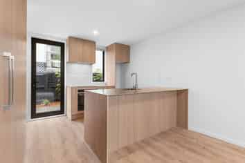 4/7 Grove Road, Addington