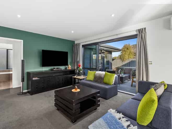 5 Marbleleaf Lane, Albert Town