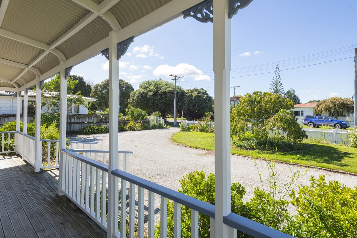 Urgent sale! Large character home, large section - Widok 3