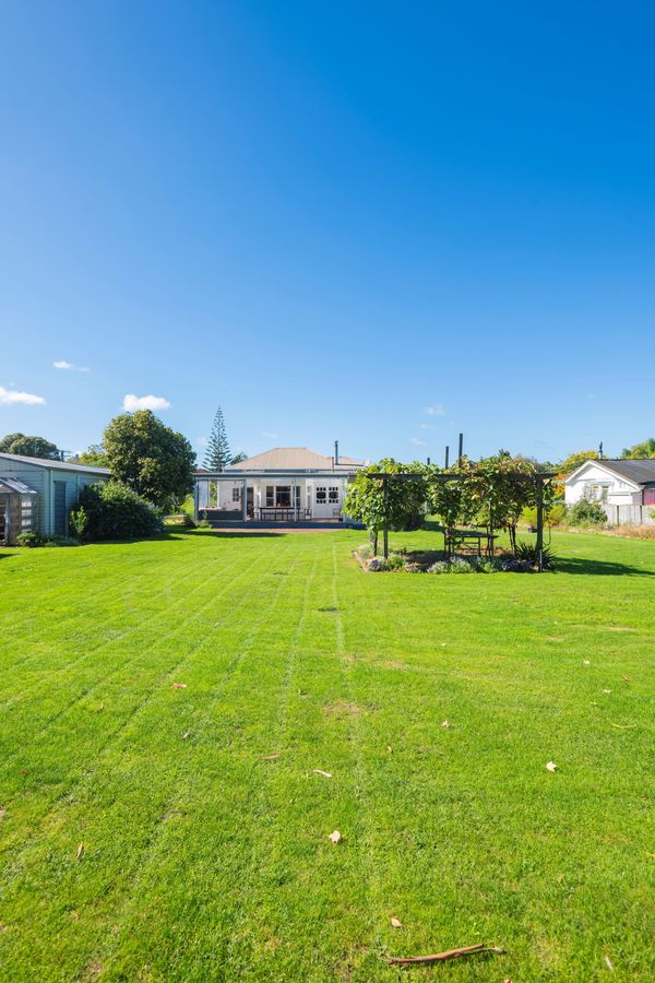 Urgent sale! Large character home, large section - Widok 4