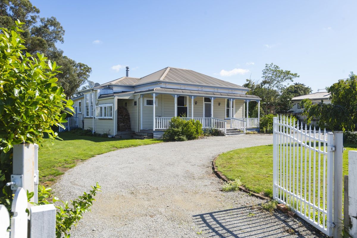 Urgent sale! Large character home, large section - Widok 2