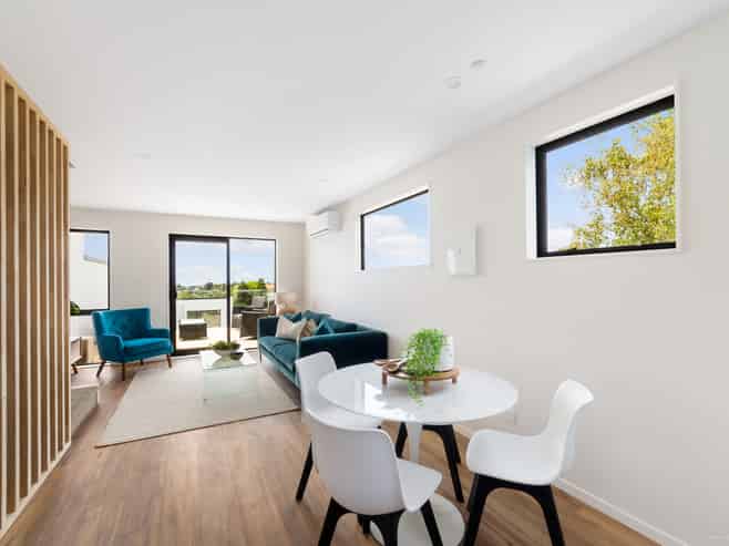 1/735 East Coast Road, Browns Bay