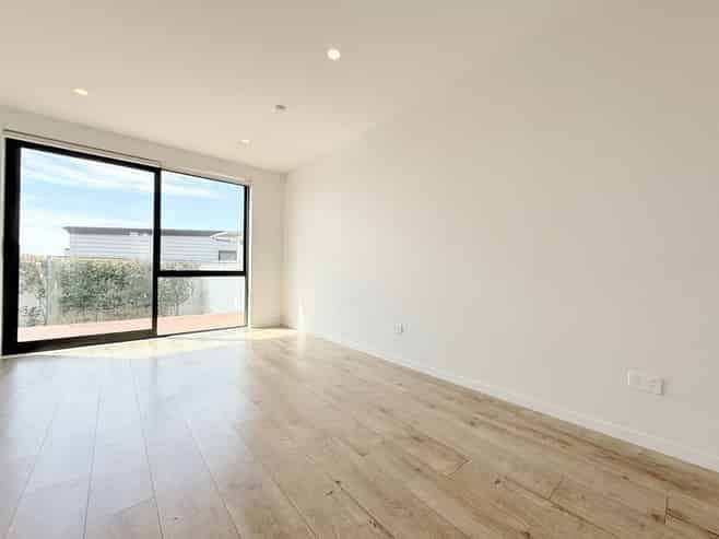 4/737 East Coast Road, Browns Bay