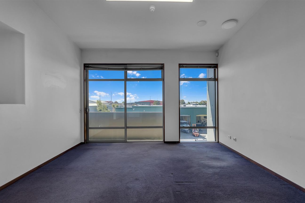 Versatile Premises in the heart of Middleton - Altro