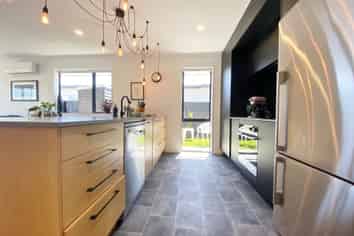 66 Sunline Av, Lincoln