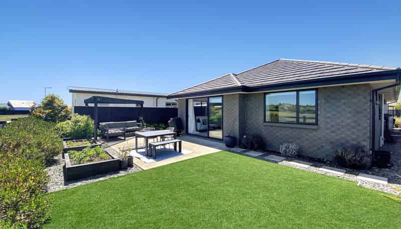 66 Sunline Av, Lincoln