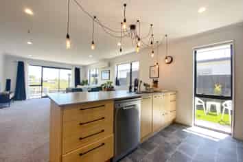 66 Sunline Av, Lincoln