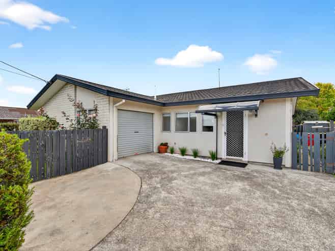 35 Oak Street, Masterton