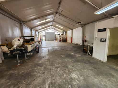 HIGH PROFILE RETAIL OR WORKSHOP
