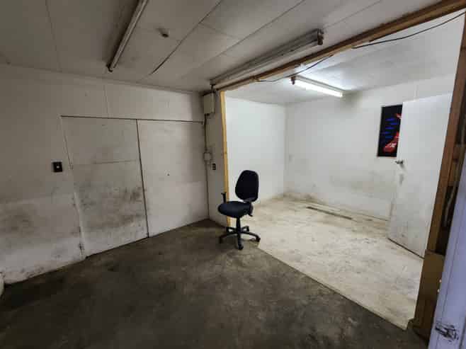 HIGH PROFILE RETAIL OR WORKSHOP
