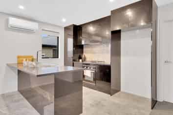 8A Frederick Place, Whalers Gate