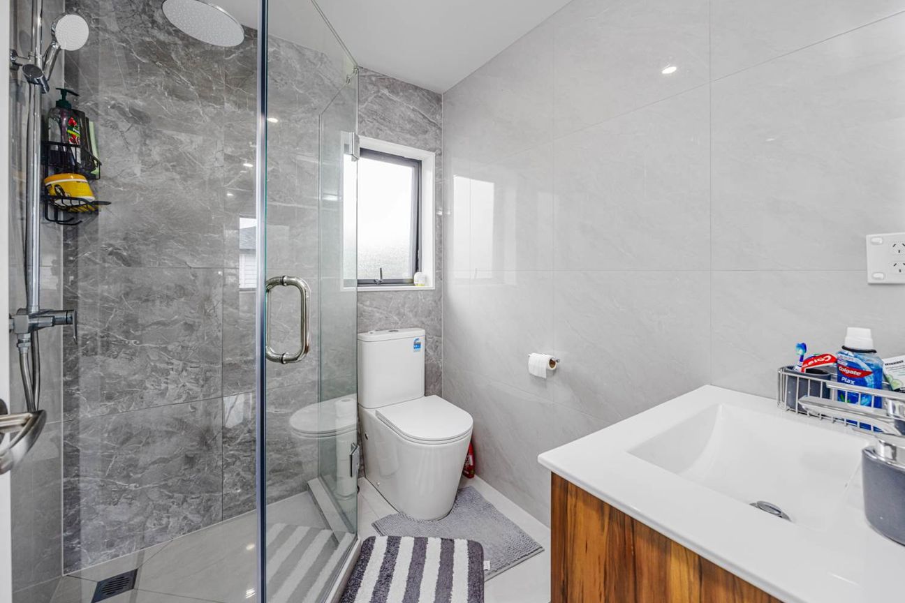 STANDALONE & Near-New-Modern Living at Its BEST - Meer
