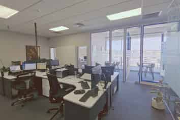 Versatile office with meeting rooms & breakout