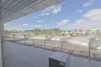 Versatile office with meeting rooms & breakout