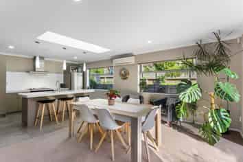 14 Leanne Way, Waikanae Beach