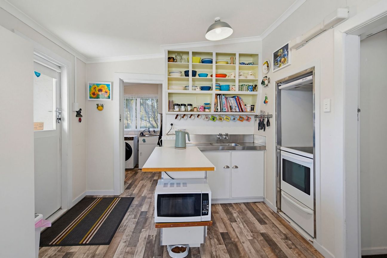 WELL PRICED, WELL UPDATED COTTAGE - Ansicht 5