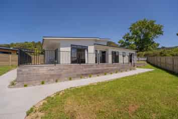 4 Fred Harsant Drive, Cooks Beach