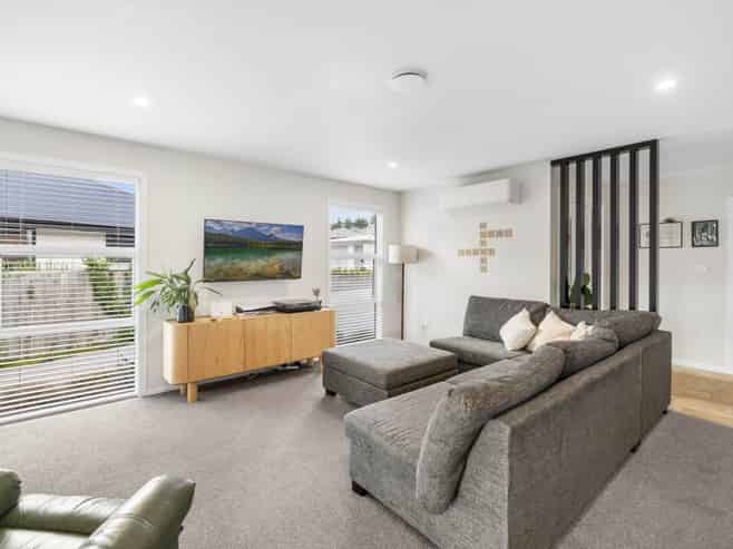 20 Pakanga Grove, Pyes Pa