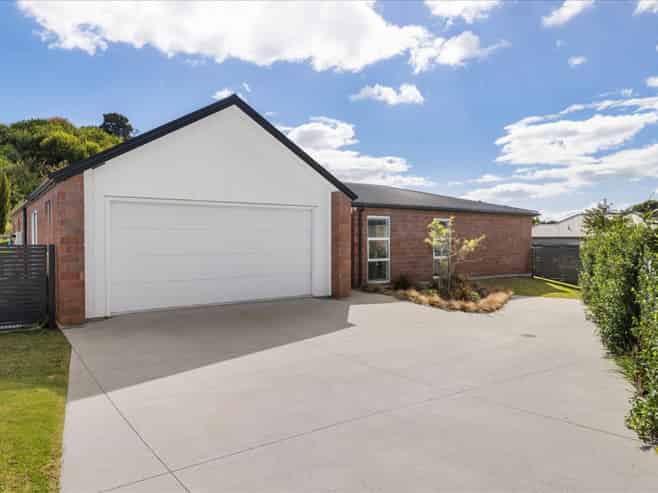 20 Pakanga Grove, Pyes Pa