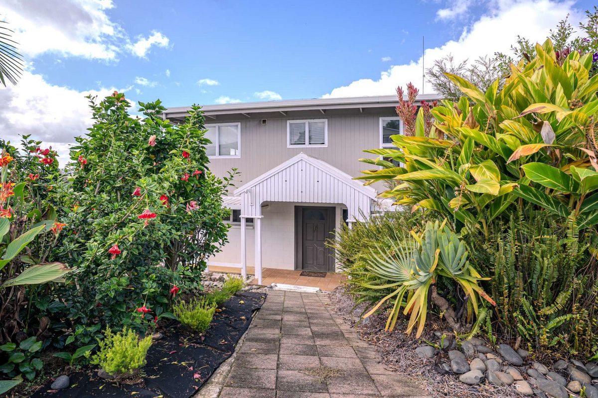 LARGE HOME, INLET VIEWS – pohled 3