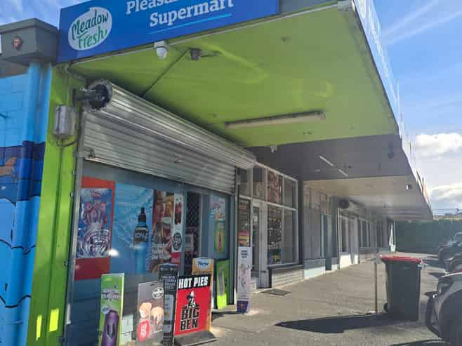 Suburban Takeaway-Ready Retail Space with Chattels