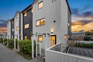 4/14 Wilsher Crescent, Henderson