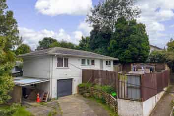 8 Makora Road, Massey