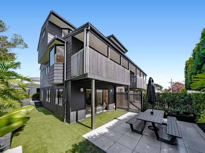  2/10 Sylvan Park Avenue, Milford